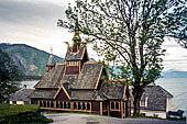 Norvegia, la regione dei fiordi, Balestrand sull'Aurlandsfjord. La chiesa anglicana di St Olav (1897). copia delle chiese norvegesi in legno dei tempi vichinghi.